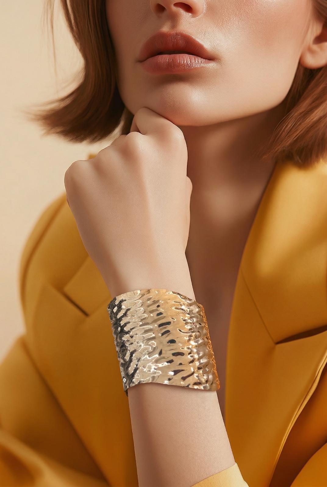 Molten Wave Dövme Doku Kelepçe